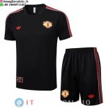 Formazione Set Completo Maglia Manchester United 2025/2026 Nero Rosso Formazione Set Completo Maglia Manchester United 2025/2026 Nero Rosso