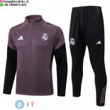 Giacca Full Zip e Pantaloni Allenamento Real Madrid 26-27 Nero Grigio Purpureo Giacca Full Zip e Pantaloni Allenamento Real Madrid 26-27 Nero Grigio Purpureo