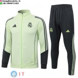 Giacca Full Zip e Pantaloni Allenamento Real Madrid 25-26 Verde Grigio Giacca Full Zip e Pantaloni Allenamento Real Madrid 25-26 Verde Grigio
