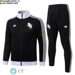 Giacca Full Zip e Pantaloni Allenamento Bambino Juventus 26-27 Nero Bianco Giacca Full Zip e Pantaloni Allenamento Bambino Juventus 26-27 Nero Bianco