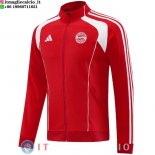 Giacca Lunga Zip Bayern Monaco 25-26 Rosso I Bianco Giacca Lunga Zip Bayern Monaco 25-26 Rosso I Bianco