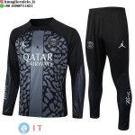 Felpa Da Allenamento Bambino Set Completo PSG 23-24 Grigio I Nero Felpa Da Allenamento Bambino Set Completo PSG 23-24 Grigio I Nero
