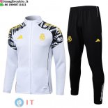 Giacca Full Zip e Pantaloni Allenamento Real Madrid 25-26 Bianco Giallo Nero Giacca Full Zip e Pantaloni Allenamento Real Madrid 25-26 Bianco Giallo Nero